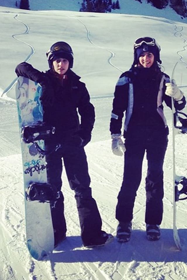 Madonna und Tochter Lourdes mit Snowboards auf dem Schnee. Madonna und Tochter Lourdes mit Snowboards auf dem Schnee.