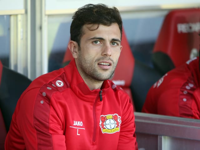 Admir Mehmedi sitzt auf der Bank