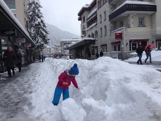 Nur die halbe Strasse ist befahrbar, der Schnee wartet auf den Abtransport.