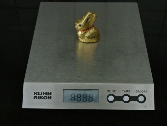 Osterhase auf Waage. Osterhase auf Waage.