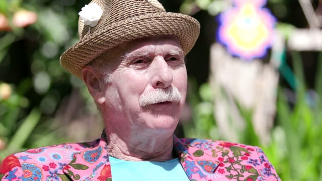 Howard Rheingold trägt ein pinkes Hemd mit Blumen und einen Strohhut. Howard Rheingold trägt ein pinkes Hemd mit Blumen und einen Strohhut.