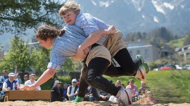 Zwei Frauen beim Schwingen Zwei Frauen beim Schwingen