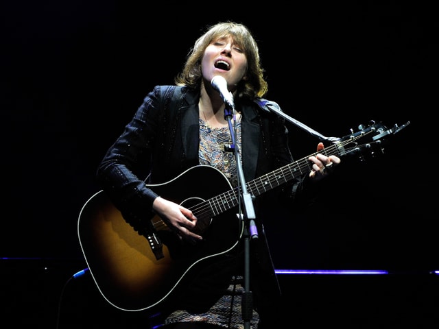 Ein Foto von Martha Wainwright, wie sie 2012 in London performt. Ein Foto von Martha Wainwright, wie sie 2012 in London performt.