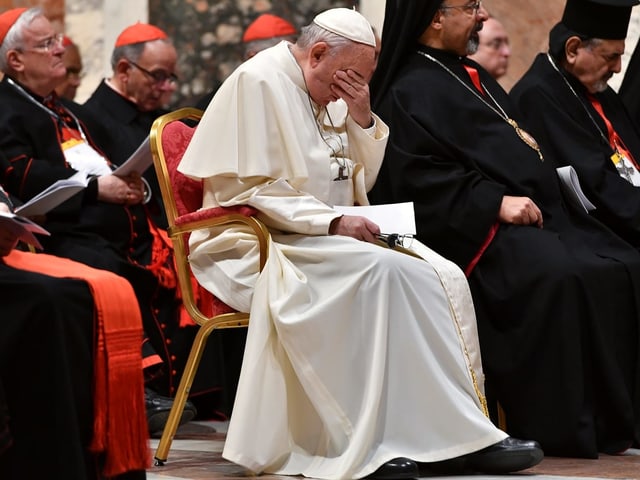 Papst Franziskus stützt das Gesicht in die Hände Papst Franziskus stützt das Gesicht in die Hände