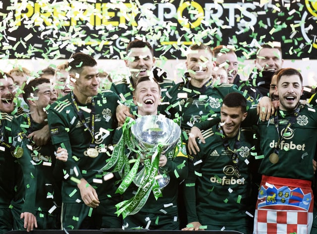 Celtic-Captain Callum McGregor stemmt die Trophäe des Liga-Cups.