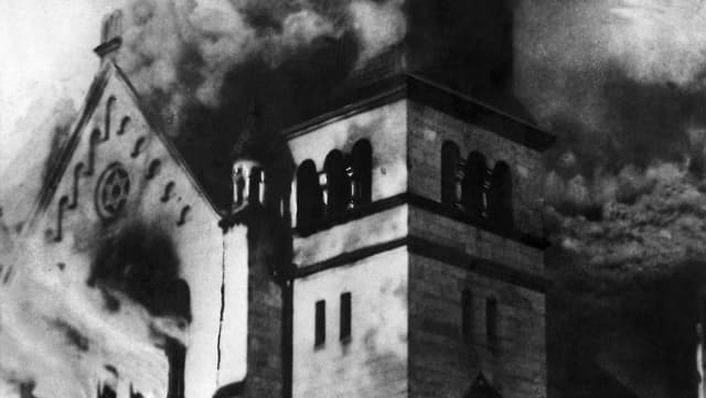 Eine Synagoge brennt in der Reichskristallnacht. Eine Synagoge brennt in der Reichskristallnacht.