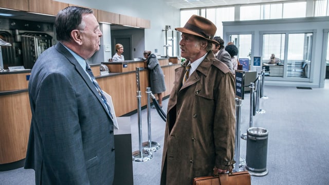 Bankräuber Forrest Tucker steht einem Bankangestellten gegenüber. Bankräuber Forrest Tucker steht einem Bankangestellten gegenüber.