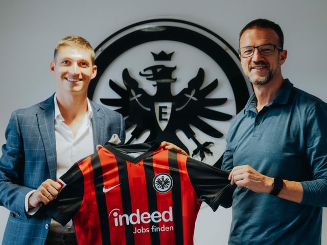 Steven Zuber mit Sportchef Fredi Bobic. Steven Zuber mit Sportchef Fredi Bobic.