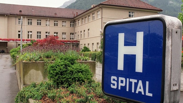 Ein Spital-Schild, im Hintergrund ein Gebäude.