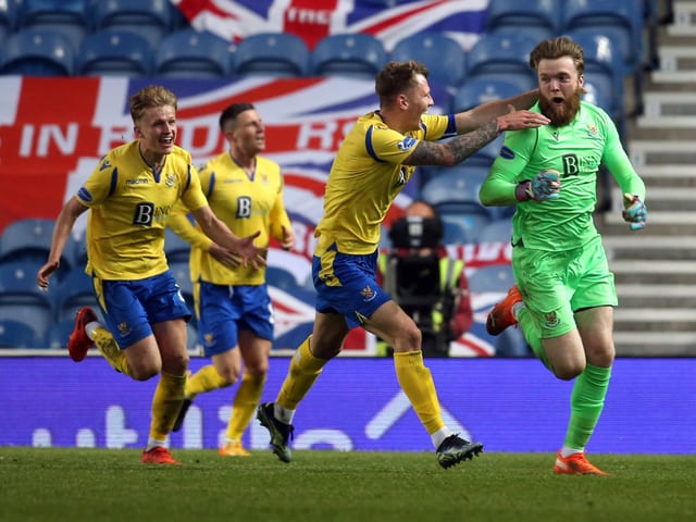 Keeper Zander Clark (in grün) rettete St Johnstone im schottischen Cup ins Penaltyschiessen. In diesem parierte er zwei Versuche und begrub damit die Hoffnungen der Rangers auf den Double-Gewinn.