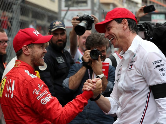 Toto Wolff im Gespräch mit Sebastian Vettel Toto Wolff im Gespräch mit Sebastian Vettel