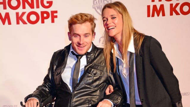 Samuel Koch zusammen mit seiner Freundin Sarah Elena Timpe posieren für ein Foto Samuel Koch zusammen mit seiner Freundin Sarah Elena Timpe posieren für ein Foto