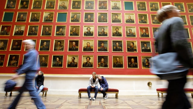 Bilder von Generälen an einer roten Wand in einem russischen Museum. Bilder von Generälen an einer roten Wand in einem russischen Museum.