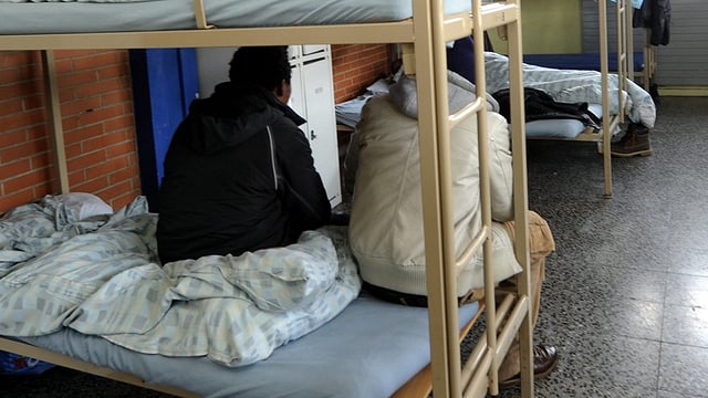Asylsuchende auf einem Bett. Asylsuchende auf einem Bett.