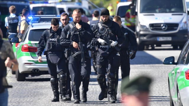 Bewaffnete Polizisten Bewaffnete Polizisten