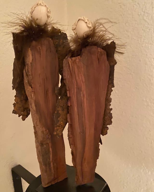 Zwei Engel aus Holzrinde.