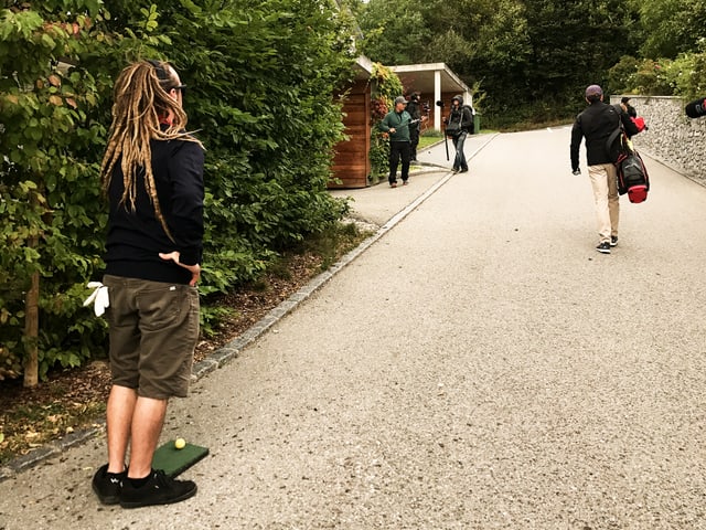 Team Julian auf einer steilen Strasse
