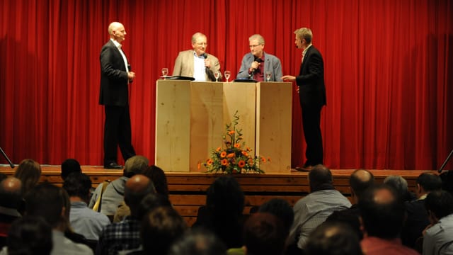Ralf Seelig, Urs Hasler, Franz Gschwend ed Urs Cadruvi sin pais vid il discussiunar. Ralf Seelig, Urs Hasler, Franz Gschwend ed Urs Cadruvi sin pais vid il discussiunar.