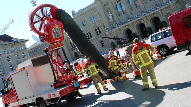 Die Feuerwehr fährt grosses Geschütz auf. Die Feuerwehr fährt grosses Geschütz auf.