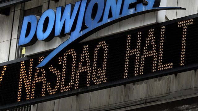 Nachrichten-Laufband am New Yorker Times Square zeigt an, dass der Handel an der Nasdaq gestoppt wurde. Nachrichten-Laufband am New Yorker Times Square zeigt an, dass der Handel an der Nasdaq gestoppt wurde.