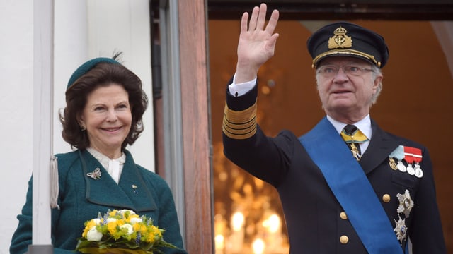 Königin Silvia und König Carl Gustaf winken der Menge zu. Königin Silvia und König Carl Gustaf winken der Menge zu.