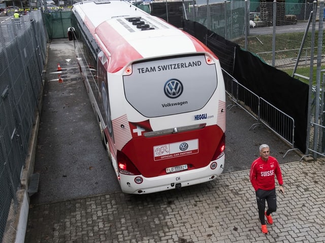Coach Vladimir Petkovic vor dem Mannschaftsbus. Coach Vladimir Petkovic vor dem Mannschaftsbus.