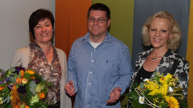Der Ortspartei-Präsident Marc Bonorand mit den beiden Kandidatinnen Susanne Heuberger (links) und Regina Jäggi (rechts).