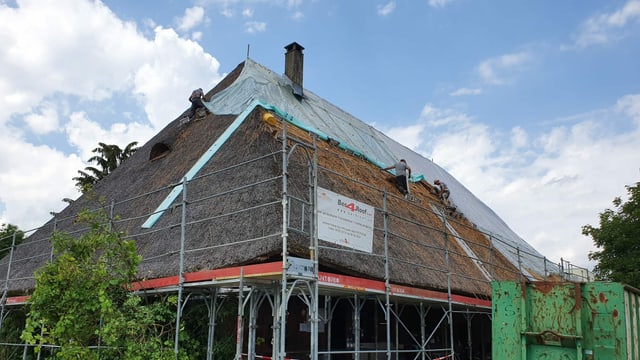 Hausdach aus Stroh Hausdach aus Stroh