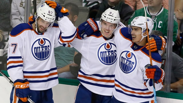 Connor McDavid freut sich mit Teamkollegen über seinen Treffer. Connor McDavid freut sich mit Teamkollegen über seinen Treffer.