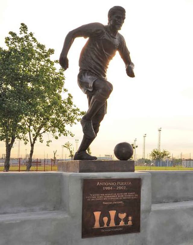 Puerta-Statue auf dem Sevilla-Trainingsgelände. Puerta-Statue auf dem Sevilla-Trainingsgelände.