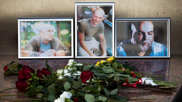 Bilder der drei Journalisten mit Blumen Bilder der drei Journalisten mit Blumen
