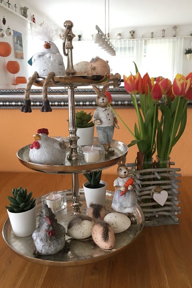 Etagere mit Osterhasen und Eier aus Stein und Porzellan.