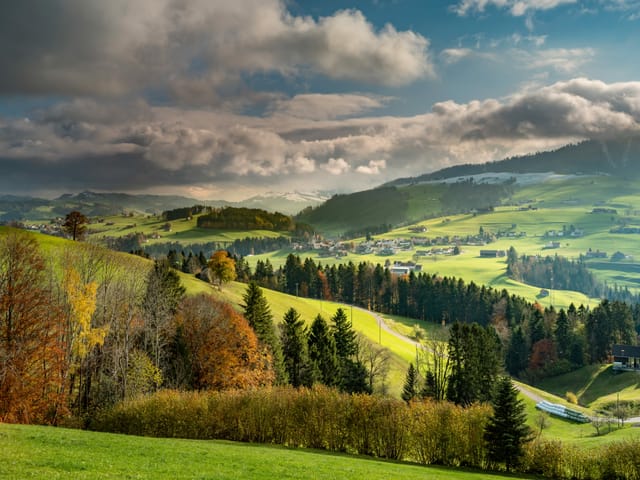 Sonne und Wolken wechseln sich ab.