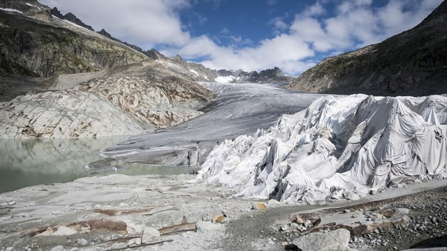 Rhonegletscher und Abdedckungen im Sommer. Rhonegletscher und Abdedckungen im Sommer.