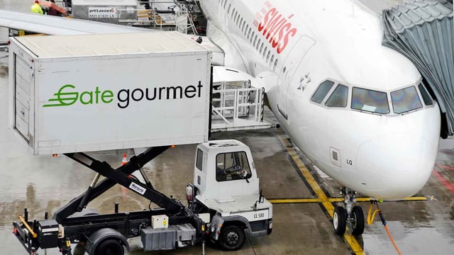 Ein Gatetourmetwagen ist an ein Flugzeug angekoppelt. Ein Gatetourmetwagen ist an ein Flugzeug angekoppelt.