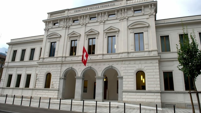 Bild grosses Gebäude mit Schweizer Fahne. Bild grosses Gebäude mit Schweizer Fahne.