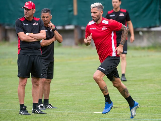 Stéphane Henchoz (ganz links) und Valon Behrami. Stéphane Henchoz (ganz links) und Valon Behrami.