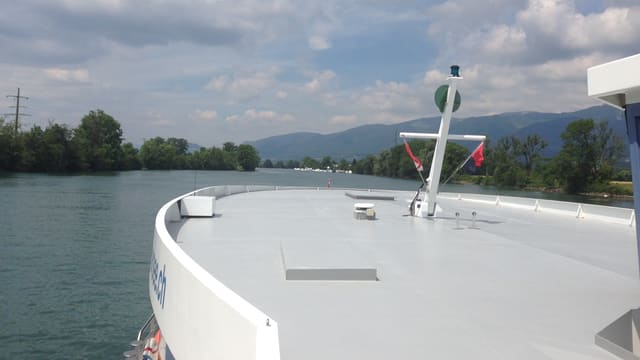 Schiff auf Aare mit Jura im Hintergrund Schiff auf Aare mit Jura im Hintergrund