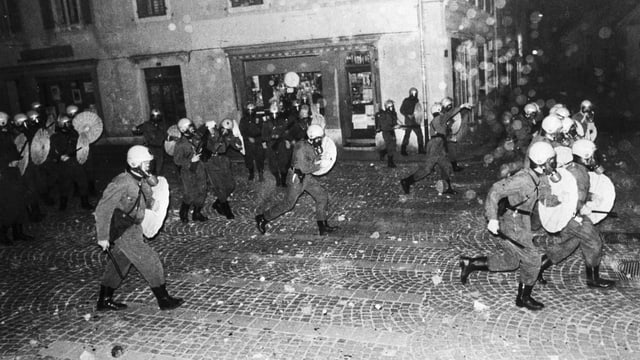 Polizeigrenadiere in Vollmontur (schwarzweiss-Aufnahme). Polizeigrenadiere in Vollmontur (schwarzweiss-Aufnahme).