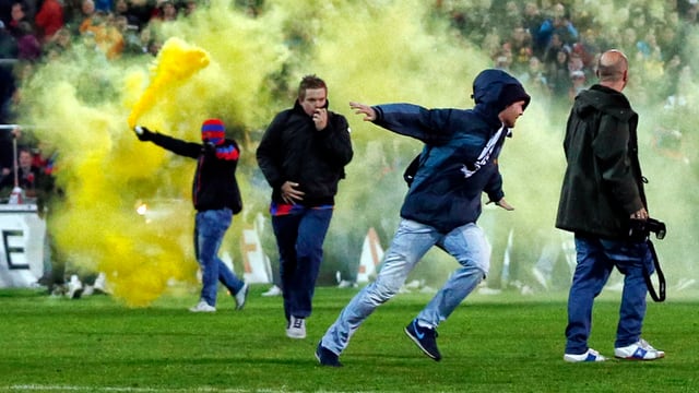 Basler Hooligans stuermen das Feld und provozieren die Aarauer Hooligans nach dem Sieg und dem Meisterschaftsgewinn ihres Teams nach dem Fussball Meisterschaftsspiel der Super League zwischen dem FC Aarau und dem FC Basel am Donnerstag, 15. Mai 2014, im Stadion Bruegglifeld in Aarau. Basler Hooligans stuermen das Feld und provozieren die Aarauer Hooligans nach dem Sieg und dem Meisterschaftsgewinn ihres Teams nach dem Fussball Meisterschaftsspiel der Super League zwischen dem FC Aarau und dem FC Basel am Donnerstag, 15. Mai 2014, im Stadion Bruegglifeld in Aarau.