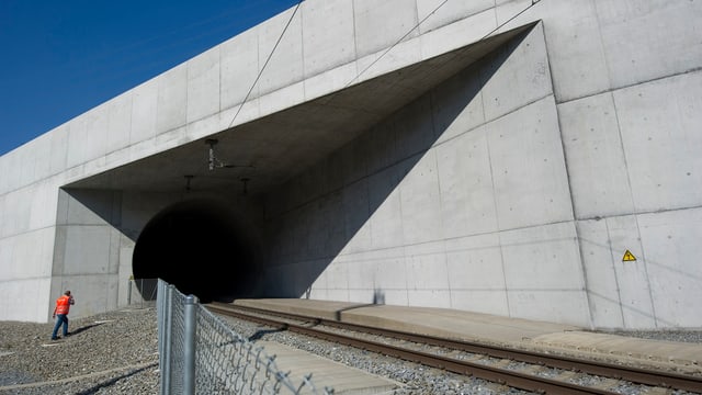 Die Einfahrt zum Lötschberg-Basistunnel nach Visp im Wallis. Die Einfahrt zum Lötschberg-Basistunnel nach Visp im Wallis.