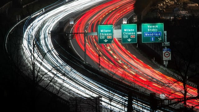 Bild der Autobahn A2 bei Mendrisio bei Nacht. Bild der Autobahn A2 bei Mendrisio bei Nacht.