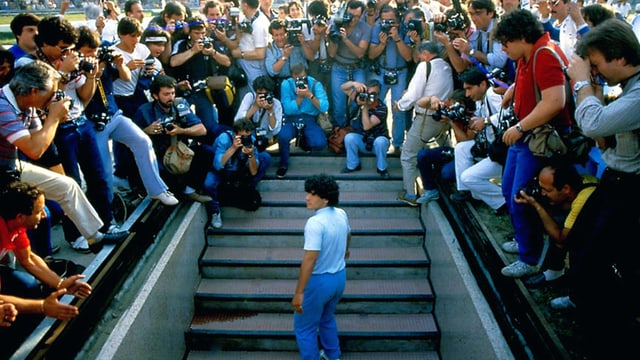 Ein junger Maradona steigt aus der Umkleidekabine und tritt vor unzähli Ein junger Maradona steigt aus der Umkleidekabine und tritt vor unzähli