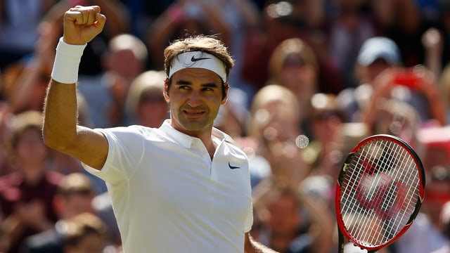 Roger Federer mit erhobenem Arm.