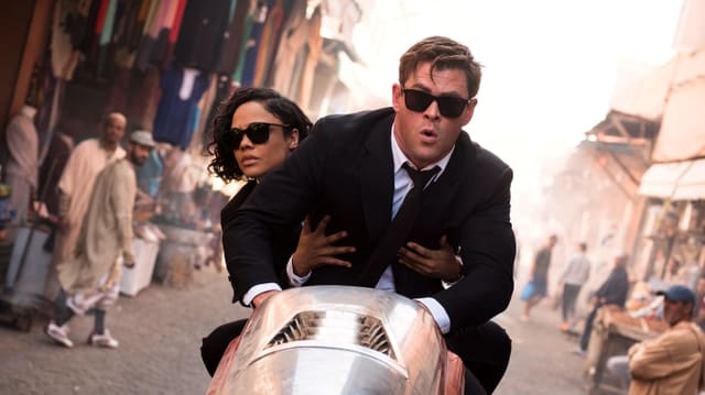 Tessa Thompson und Chris Hemsworth auf einem Motorrad. Tessa Thompson und Chris Hemsworth auf einem Motorrad.