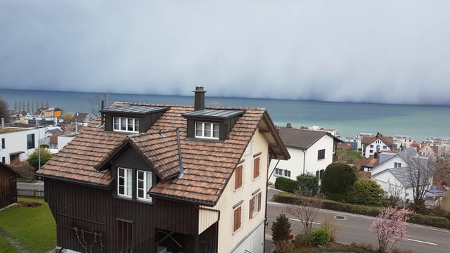 Blick auf die Wand einer Schauerzelle über dem Bodensee. Blick auf die Wand einer Schauerzelle über dem Bodensee.