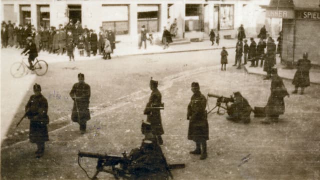 Bewaffnete Ordnungstruppen in Grenchen haben die Demonstranten im Visier. Bewaffnete Ordnungstruppen in Grenchen haben die Demonstranten im Visier.