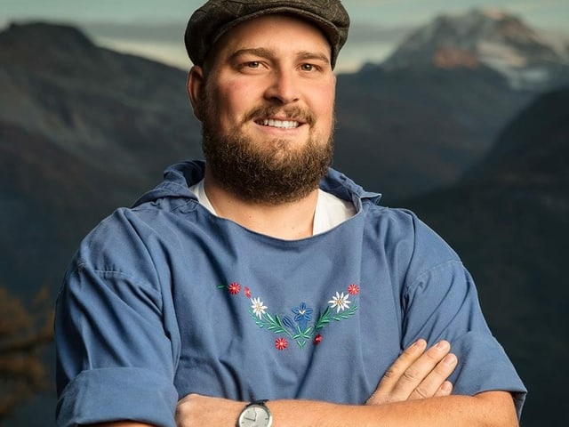 Bärtiger Mann mit Barret und in blauem Senne-Chutteli. Bärtiger Mann mit Barret und in blauem Senne-Chutteli.