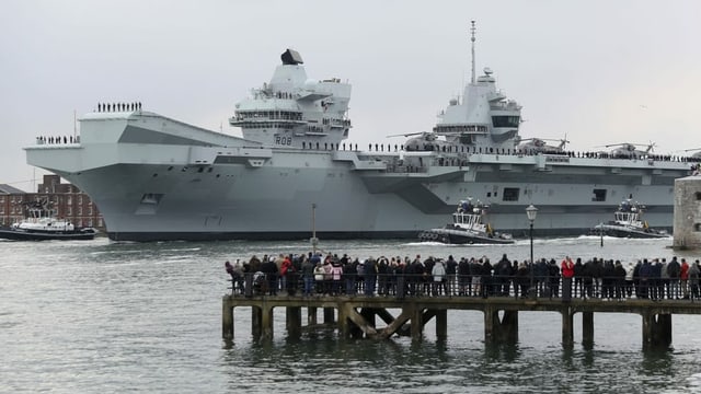 Flugzeugträger HMS Queen Elizabeth beim Auslaufen. Flugzeugträger HMS Queen Elizabeth beim Auslaufen.