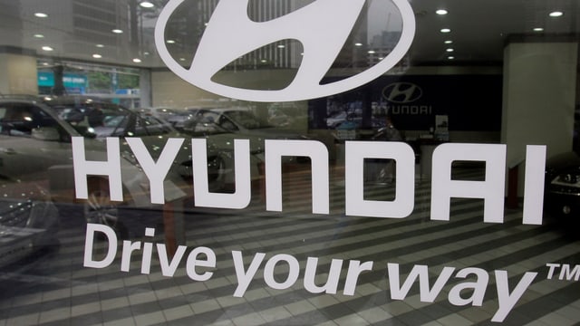 Aufkleber an einer Glastüre mit der Aufschrift «Hyundai, drive your way». Aufkleber an einer Glastüre mit der Aufschrift «Hyundai, drive your way».